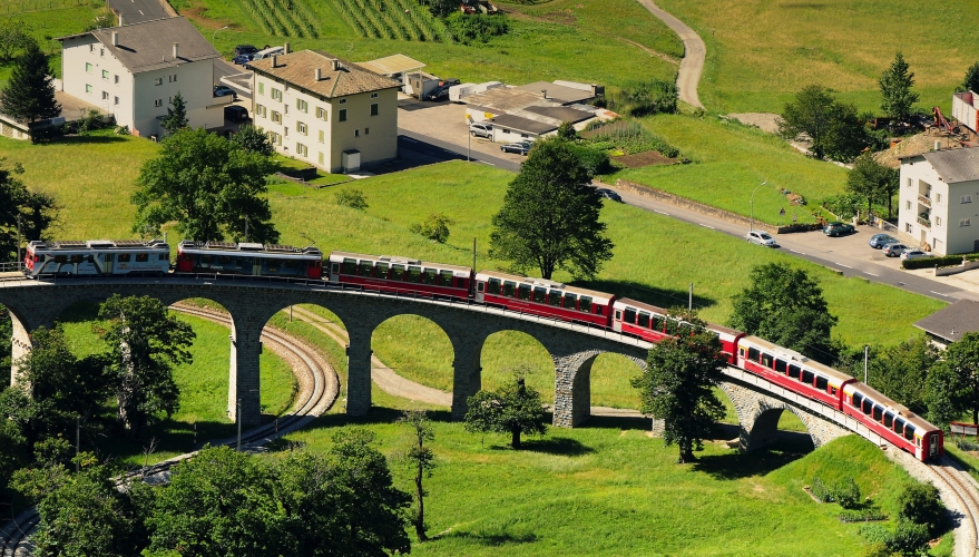 Auf Den Spuren Des Glacier Bernina Express